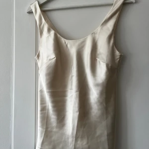 Linne i satin.  - Aldrig använt. 