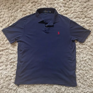 Ralph Lauren Piké - Skön ralph lauren pikétröja i lite tunnare material, perfekt för sommaren! Toppskick och storlek M! Pris diskuterbart