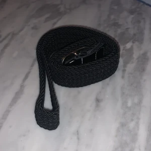 Svart flätat ”grisch” bälte - Topp skick och aldrig använd. Perfekt till alla er som vill uppa eran klädstil.