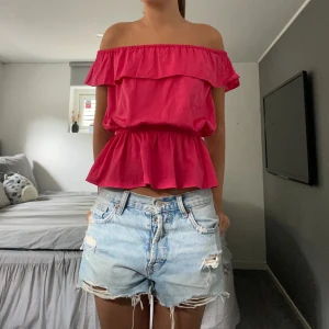 super fin volangtopp - jätte fin, perfekt till sommaren!! den är röd rosa🥰