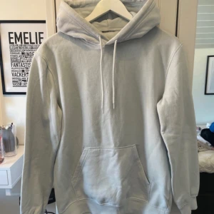 Turkos/ ljusblå hoodie - Hoddie i storlek M, köpt på H&M lapparna är bortklippta men tröjan är i storlek M, passar S