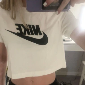 nike tröja - Nike topp i storlek xs, den är kort i modellen. Knappt använd, vet inte nypris men säljer för 100 kr, skriv vid intresse 💕