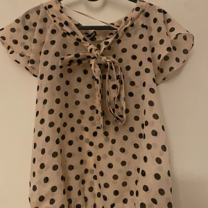 Prickig hm topp - Säljer min fina prickiga topp. Om du är intresserad, så är det bara att höra av sig 💕köparen står för frakten 