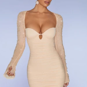 Oh polly klänning - Jag säljer denna klänning, då den endast kommit till användning 1 gång. 