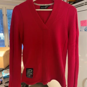 PELLE P , v-ringad - Jättefin Pelle p tröja som inte längre kommer till användning, tröjan är i storlek S men passar en M skulle jag säga, fint skick typ som ny.