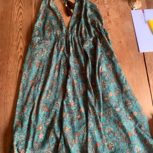 Bohemsik klänning låg rygg i silke - Bohemisk miniklänning, halterneck. Med låg rygg!! Sjukt fin och trendig. I 70% silke🪩🪩Köpt vintage, okänt märke