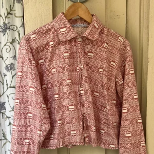 Rosa vintage-skjorta  - Fin och kul vintageskjorta köpt i Paris! Passar storlek S/M! Inga skador på plagget🌹