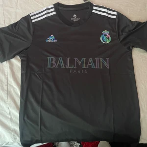Special edition RealMadrid tröja - Helt ny och aldrig använd ! Den är gjord av super fin material!  Priset kan diskuteras lite vid snabb affär! Finns andra tröjor om man är intresserad så kolla bara i min profil 