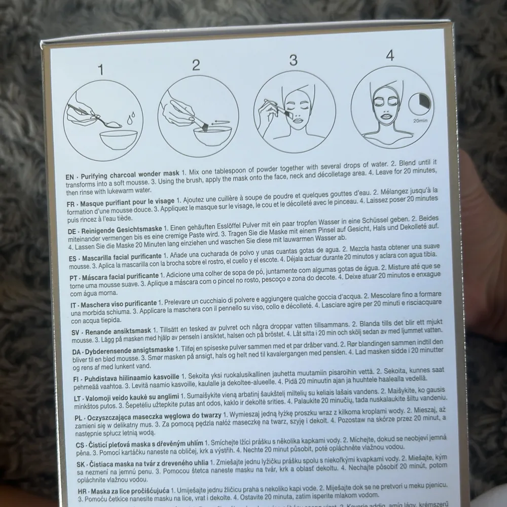 Jag säljer denna bästsäljare från rituals då jag fick två st i födelsedagspresent och bytesrätten hann gå ut, helt oanvänd! Det är ett sett och i settet ingår ansiktmask-pulvret, en skål och en borste, då man blandar den själv🥰pris kan diskuteras !!. Muu.
