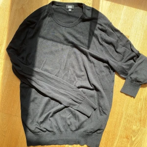 Svart tröja Uniqlo - som ny, använd fåtal ggr