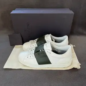 Otroligt fräscha Valentino skor i nyskick i färgen olivgrön/mörkgrön | storlek 41 men sitter större (41.5-42) | nypris ~7000kr | låda, dustbag & valentino kort medföljer vid köp