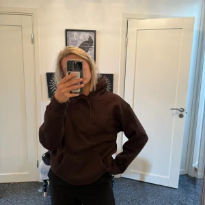 Brun hoodie  - Sparsamt använd. Det är en xs men passar upp till M.  Mysig och varm! 