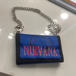 NIRVANA plånbok - Man får plats med mycket i den. Varan har inte så stora tecken på användning. 