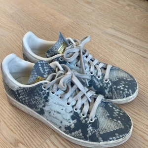 Adidas skor - As snygga adidas skor med ormskinnsmönster, modellen är stan Smith. De är använda och lite smutsiga men bra skick.