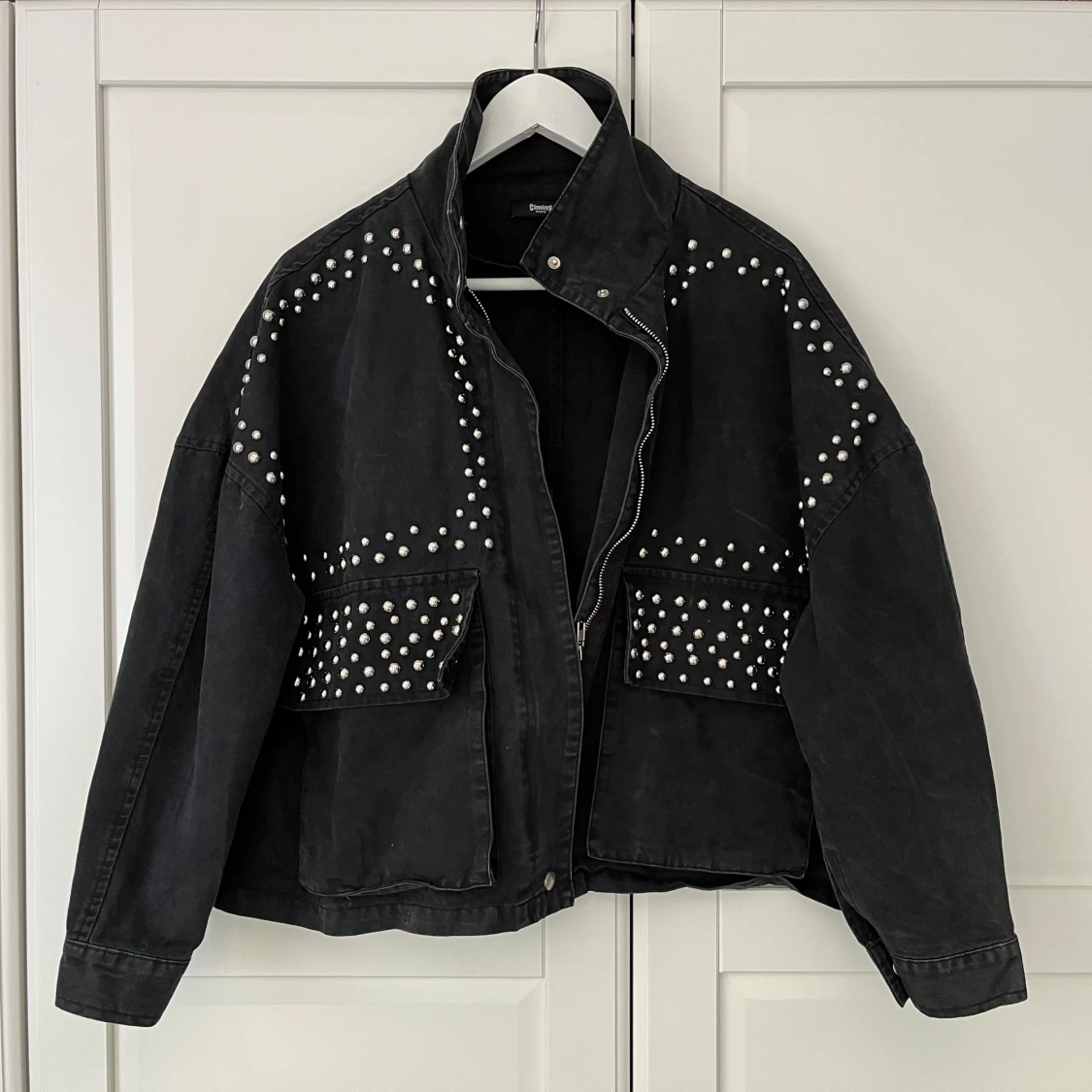 Svart jeansjacka med silverdetaljer