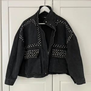Svart jeansjacka med silverdetaljer - Snygg svart jeansjacka med silverdetaljer! Storlek S men skulle säkert passa XS också 🩶