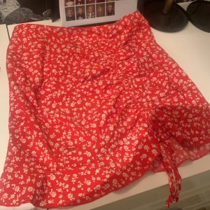 kjol - säljer denna fina kjol för att jag vuxit ur den. som man ser så har den en knytning fram vid höger lår där man kan bestämma själv hur man vill att den ska sitta. ord pris 119kr