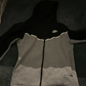 Nike flece - Säljer min Nike flece för jag har byt still den är storlek s och är köpt i gallerian i Stockholm 