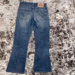 Ett par flare jeans från Levis. Storlek L i barn uppskattas som storlek Xs/s. Lågmidjade