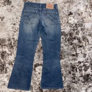 Levis jeans - Ett par flare jeans från Levis. Storlek L i barn uppskattas som storlek Xs/s. Lågmidjade