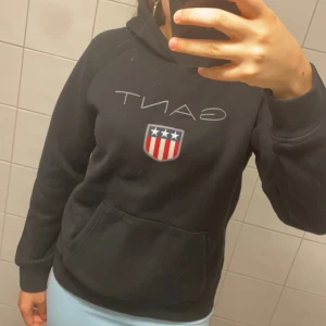 Gant hoodie  - Hej säljer denna gant hoodien använd 2/3 gånger ganska fräsh och inga hål i 