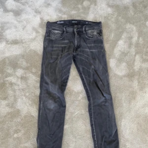 Replay anbass  - Ett fräscht par Replay Anbass i storlek 32/34! Fortfarande i fint skick. Pris kan diskuteras!!!