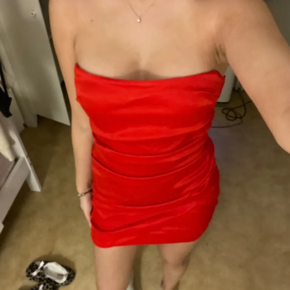 Rött klänning från zara köp perfekt 440kr. Klänningar.