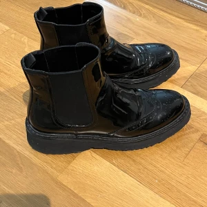 Prada boots  - Säljer mina Prada boots eftersom att dom inte kommer till användning längre🥹Fortfarande i bra skick❤️I storlek 36 men känns lite större 🧚🏼‍♀️ skriv om ni har några frågor🫶