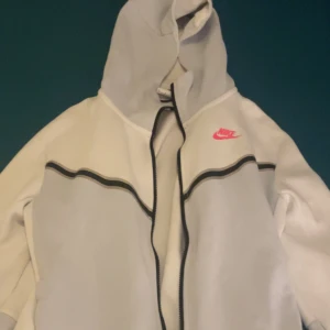 Nike tech tracksuit - Skicket är 8,8/10 fräscht, storleken är S 