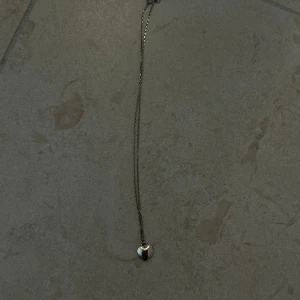 Halsband - Silvrigt halsband med ett litet hjärta. Säljer för 150kr! 