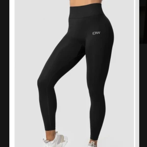 ICIW tights - Svarta trängstights från ICIW i Storlek S. Skönt material och knappt använda. Nypris är 600 kronor☺️