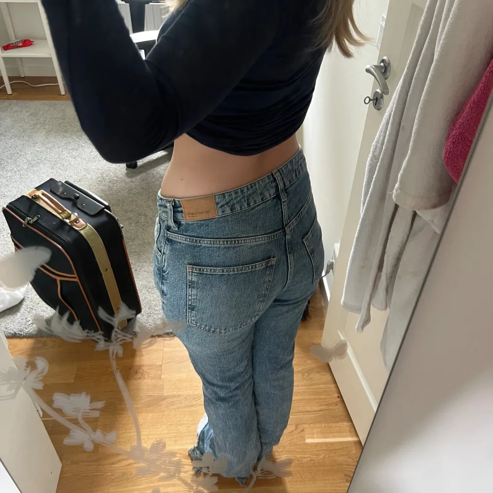 Superfina bootcut jeans från gina. Hål på ena knät och slitningar i hälen (det är modellen på jeansen och inte jag själv som har gjort). Väldigt långa på mig som är 168 cm så passar de med långa ben 💕. Jeans & Byxor.