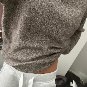 Stickad tröja  - Säljer denna stickade tröjan. Knappt använd så bra skick 