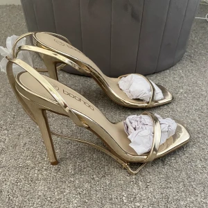 Klackar  - Fick PRECIS hem dessa fina guldiga klackar, tyvärr så satt de inte som jag ville och säljer därför de. Skulle säga att de även passar strl 39 (De är HELT oanvända och har fortfarande plasten kvar)