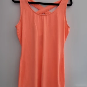 Festklänning - En festklänning använd endast 1 gång, storlek XL men kan användas som L också! Färgen är peach 