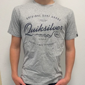 Quicksilver  - Säljer denna snygga tryck t-shirt för ett rimligt pris. Inga deftekter eller fläckar förkommer, hör av dig för frågor och bilder. 