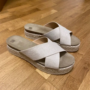 Slip in/ Slide sandals - Ett par helt nya slip in sandaler, strl 40. Aldrig använt.