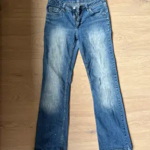 As snygga 2000s jeans! Köpta secondhand men de är för små så måste tyvärr sälja. Storlek 38 men passar 36 också💗