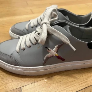 Axel Arigato  - Säljer mina Axel Arigato skor som jag använt 2 gånger bara, så helt nya, allting medföljer, beställda på hemsidan<3 passar 36