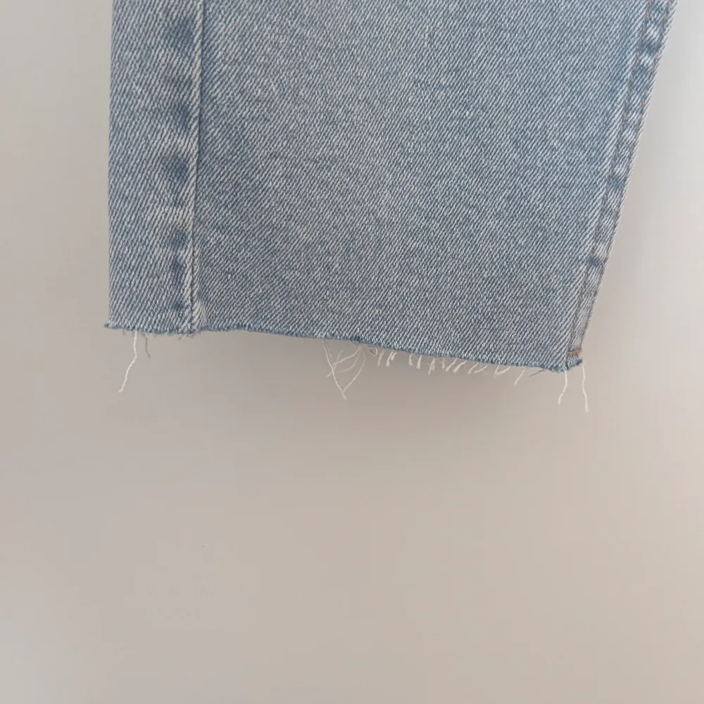 Jeans från märket Stradivarius Tall, köpta på Asos i slutet av förra sommaren. Använda en gång, säljes nu pga för liten storlek.  Ankellängd (modellen gjord för personer som är 175 cm och längre) . Jeans & Byxor.