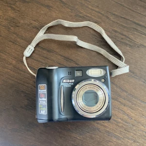 Nikon digital kamera - Fungerar fint!    Batteridriven och kommer med både batteri och fodral. Saknar minneskort.