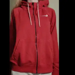 Röd Nike zip up, mycket bra skick.