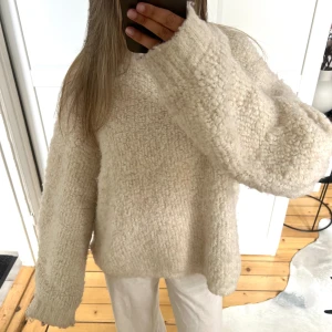 Boucletröja - Stickad tröja i Boucle från GinaTricot, färg Warm White. Köptes för 460kr.  Använd cirka 3 gånger, säljer då den ej kommer till användning🤍