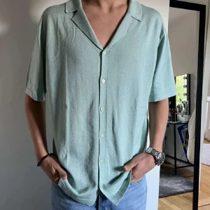 Davida tröja - Helt ny cashmere tröja från Davida i en härlig färg!  Nypris: 2000 kronor Prislapp finns kvar!