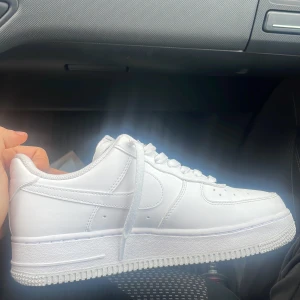 Air force 1 ’07 - Helt nya air forces använda i typ 5 minuter säljer pga för stora (kvitto och orginal box)