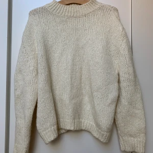 Stickad tröja i nyskick  - Vit stickad tröja i oanvänt skick från Zara. 