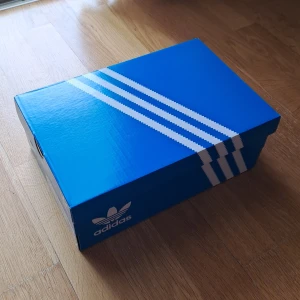 Addidas campus 00s - Helt nya och oanvända💗 Säljer för att vi råkade köpa två par💗 Denna annons går ut om en vecka, den 7 Juni💗 Hör av er om ni undrar något💗 Jag köpte dem för 1899, och därför säljer jag för 1849💗 Dessa skor är omöjliga att få tag på! Vi väntade 2 mån💗