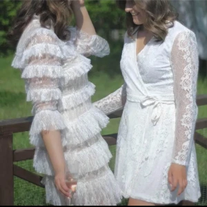 Bymalina carmine mini dress  - Säljer min studentklänning, bymalina carmine mini dress i storlek M! Endast använd en gång och sedan handtvättad efter det!😊 Köpt för 2800kr och säljer för 1300 ❤️