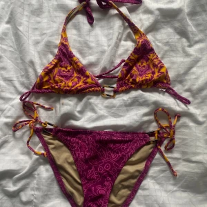 Bikini - Jätte snygg bikini ifrån Victorias secret, köpt förra året men har endast testats. Snygga detaljer och coolt mönster. Bara att skriva vid frågor 💕