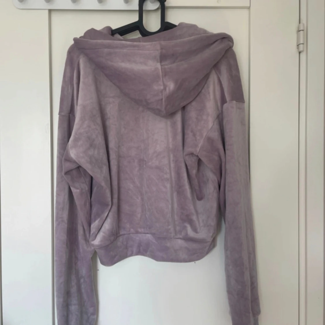 Lila mjuk huvtröja - 90